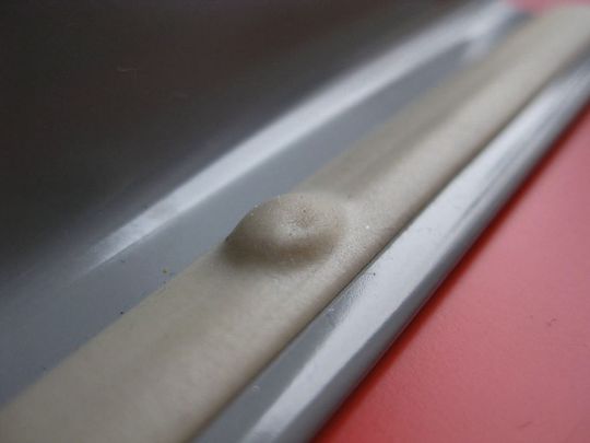 Beispiele von Blasen in der Nahtabdichtung anhand von Realbauteilen. (Bild: Fraunhofer IWU) Beispiele von Blasen in der Nahtabdichtung anhand von Realbauteilen. (Bild: Fraunhofer IWU)