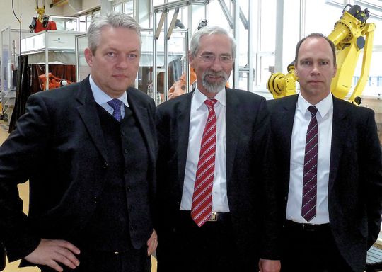 Stabübergabe am IPA: Prof. Engelbert Westkämper mit seinen Nachfolgern Prof. Alexander Verl (l.) und Prof. Thomas Bauernhansl (r.). (Bild: Kuhn) Stabübergabe am IPA: Prof. Engelbert Westkämper mit seinen Nachfolgern Prof. Alexander Verl (l.) und Prof. Thomas Bauernhansl (r.). (Bild: Kuhn)