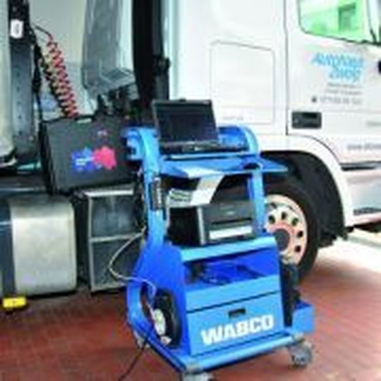 Eine Gerät, zahlreiche Marken: Diagnosesystem „W.Easy“ von Wabco-Würth. Eine Gerät, zahlreiche Marken: Diagnosesystem „W.Easy“ von Wabco-Würth.