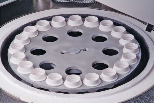 Abb.1: Der Keramik-Teller ermöglicht die Aufnahme von 19 Keramik- oder Quarztiegeln. Abb.1: Der Keramik-Teller ermöglicht die Aufnahme von 19 Keramik- oder Quarztiegeln.