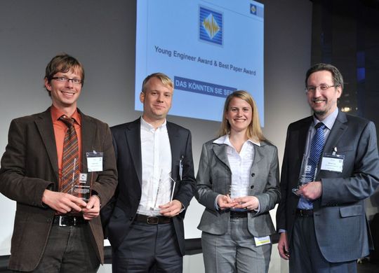 v.l. Frank Kremer, Technische Universität Dortmund (Young Engineer Award), Arne Schröder, Technische Universität Hamburg-Harburg (Best Paper Award), Katharina Feldhues, Technische Universität Dortmund (Best Paper Award) und Martin Frey, ARGE Rundfunk-Betriebstechnik (Best Paper Award) (EMV) v.l. Frank Kremer, Technische Universität Dortmund (Young Engineer Award), Arne Schröder, Technische Universität Hamburg-Harburg (Best Paper Award), Katharina Feldhues, Technische Universität Dortmund (Best Paper Award) und Martin Frey, ARGE Rundfunk-Betriebstechnik (Best Paper Award) (EMV)