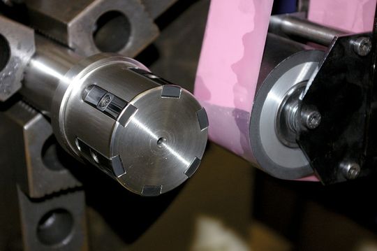 Die Versuche zum Mikrofinishen der Führungsleisten fanden auf einer horizontalen Tiefbohrmaschine statt. Die Andrückrolle (rechts) wird radial gegen den Spanndorn zugestellt. (Bild: ISF) Die Versuche zum Mikrofinishen der Führungsleisten fanden auf einer horizontalen Tiefbohrmaschine statt. Die Andrückrolle (rechts) wird radial gegen den Spanndorn zugestellt. (Bild: ISF)