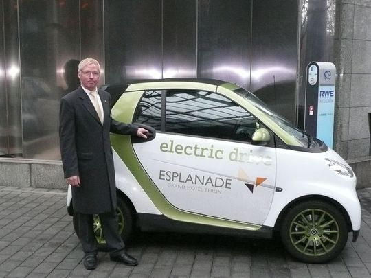 Die Fachkonferenz Omnicard fand Mitte Januar im Berliner Grand Hotel Esplanade statt. Dort lässt Wagenmeister Henrik von de Mortel die täglichen Einkäufe und schnelle Transporte seiner Mitarbeiter mit einem Elektroauto erledigen. Die Tanksäule befindet sich direkt vor dem Haupteingang. (Bild: Lochmaier)