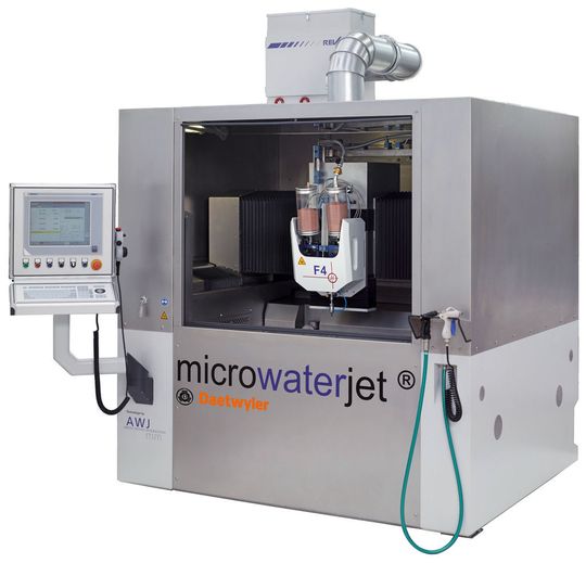 Die Mikrowasserstrahl-Schneidanlage Microwaterjet F4 ist jetzt mit einer noch feineren Düse und auch geschlossen verfügbar. (Bild: Daetwyler) Die Mikrowasserstrahl-Schneidanlage Microwaterjet F4 ist jetzt mit einer noch feineren Düse und auch geschlossen verfügbar. (Bild: Daetwyler)