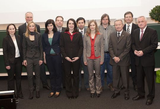 Die Übergabe des Kooperationspreises an das Inchron-Team. Hintere Reihe v.r.: Matthias Dörfel, Managing Director Research and Development bei Inchron, Prof. Frank Slomka, Direktor des Instituts für Echtzeitsysteme der Uni Ulm. (.)