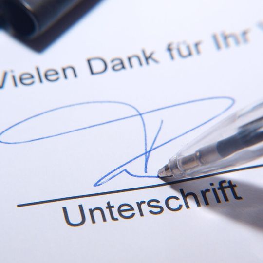 Vertrag unterschrieben: Die LKE Gruppe übernimmt Schneider Leichtbau. (Bild: pauline / pixelio.de) Vertrag unterschrieben: Die LKE Gruppe übernimmt Schneider Leichtbau. (Bild: pauline / pixelio.de)