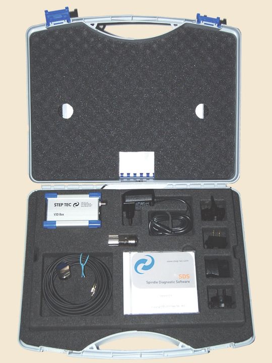 Die komplette Auswerteelektronik V3D Box samt Kabel kann im stabilen Koffer verstaut, bequem und sicher transportiert werden. Nur ein Laptop wird noch benötigt. (Bild: Step-Tec)