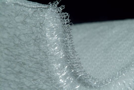 Bild 1: Die gestrickte Matrixstruktur zeichnet sich durch Porösität, Anpassungsfähigkeit, Elastizität und Druckfestigkeit aus. (Bild: Secant Medical) Bild 1: Die gestrickte Matrixstruktur zeichnet sich durch Porösität, Anpassungsfähigkeit, Elastizität und Druckfestigkeit aus. (Bild: Secant Medical)
