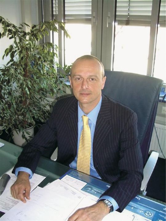 Sehen einer positiven Geschäftsentwicklung bei eCOUNT Electronic entgegen – Friedrich Schnürpel (l.), Michael Lehner (M.) und Gerhard Sahler (r.): „Unser intensives Beziehungsmanagement mit unseren Kunden können wir nun durch eigene Hersteller und Vertragspartner anreichern und ?so alternative Beschaffungswege und Produkte aufzeigen.“ Sehen einer positiven Geschäftsentwicklung bei eCOUNT Electronic entgegen – Friedrich Schnürpel (l.), Michael Lehner (M.) und Gerhard Sahler (r.): „Unser intensives Beziehungsmanagement mit unseren Kunden können wir nun durch eigene Hersteller und Vertragspartner anreichern und ?so alternative Beschaffungswege und Produkte aufzeigen.“