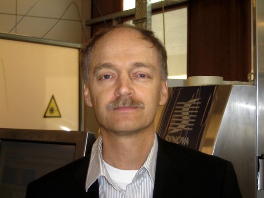 Diplômé de l’Ecole Polytechnique Fédérale de Lausanne (EPFL), Bernold Richerzhagen a développé ce système Laser MicroJet® breveté, il ne s’imaginait pas que son invention pourrait changer le processus de découpe des diamants. (Image: Synova et Nitin Shankar) Diplômé de l’Ecole Polytechnique Fédérale de Lausanne (EPFL), Bernold Richerzhagen a développé ce système Laser MicroJet® breveté, il ne s’imaginait pas que son invention pourrait changer le processus de découpe des diamants. (Image: Synova et Nitin Shankar)