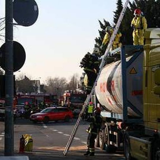 Ein gebrochener Bolzen an einem Deckel eines Tanklasters sorgte am Donnerstag für Verkehrschaos in Hürth. Das ausgetretene Heptan zog ein Großaufgebot der Feuerwehr nach sich. (Bild: Kölnische Rundschau)