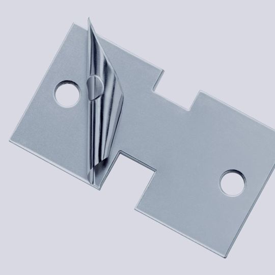 Das Abschälen der einnzelnen Stahlteile erfolgt manuell per Messer und geschieht direkt an der Maschine. (Bild: Georg Martin) Das Abschälen der einnzelnen Stahlteile erfolgt manuell per Messer und geschieht direkt an der Maschine. (Bild: Georg Martin)