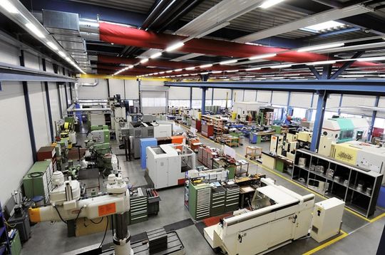 Ein Blick in die Produktionshalle der Franke Werkzeugbau AG zeigt den modernen Maschinenpark. (Franke Werkzeugbau) Ein Blick in die Produktionshalle der Franke Werkzeugbau AG zeigt den modernen Maschinenpark. (Franke Werkzeugbau)