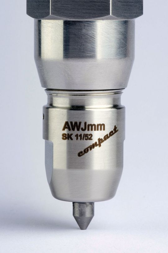 Mit der neuen 0,2-mm-Düse können Microwaterjet-Anlagen noch präziser schneiden. (Bild: Daetwyler) Mit der neuen 0,2-mm-Düse können Microwaterjet-Anlagen noch präziser schneiden. (Bild: Daetwyler)