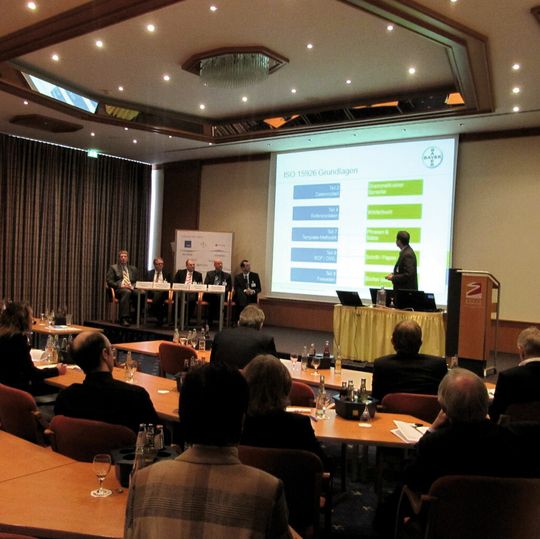 Ein seltener Anblick, zu genießen auf der PAAT-Konferenz im letzten Jahr: Vertreter der fünf führenden CAE-Provider Siemens, Intergraph, Bentley, Aveva und Autodesk einträchtig auf dem Podium. (Bild: Konstantinos Mitropetros)