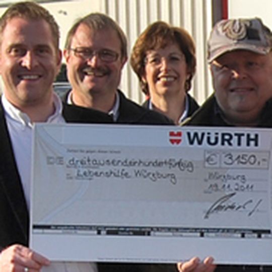 Scheckübergabe: Dank Würth startet die Würzburger Lebenshilfe im Sommer komfortabler zu ihrer traditionellen Motorradausfahrt. Scheckübergabe: Dank Würth startet die Würzburger Lebenshilfe im Sommer komfortabler zu ihrer traditionellen Motorradausfahrt.