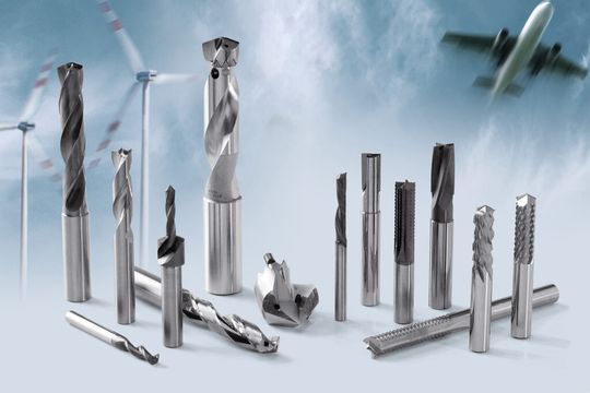 Das Bohren in CFK und Metallen erfordert komplett unterschiedlich gestaltete Werkzeuggeometrien. Mit Universalwerkzeugen werden sowohl bei CFK als auch bei CFK-Metall-Verbunden ungenügende Ergebnisse erzielt. (Bild: Mapal)