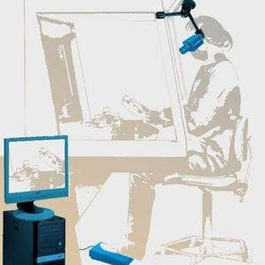 Mittels Fußtaster erfasst eine Kamera von Neogramm alle Arbeitsabläufe unter der Werkbank in einem Sterillabor. (Bild: Elektrotechnik / Vogel Verlag) Mittels Fußtaster erfasst eine Kamera von Neogramm alle Arbeitsabläufe unter der Werkbank in einem Sterillabor. (Bild: Elektrotechnik / Vogel Verlag)