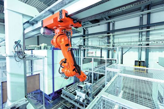 Der Gelenkroboter be- und entlädt an einer 26 m langen Linearachse hängend die Bearbeitungszentren. (Bild: ABB) Der Gelenkroboter be- und entlädt an einer 26 m langen Linearachse hängend die Bearbeitungszentren. (Bild: ABB)