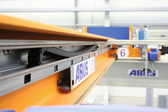Abu-Powerline als verfahrbare Steuerung. Das System ragt weder nach oben noch nach unten über den Hauptträger hinaus und reduziert somit den Einbauraum des Krans im Vergleich zur Schleppleitung. (Bild: Abus) Abu-Powerline als verfahrbare Steuerung. Das System ragt weder nach oben noch nach unten über den Hauptträger hinaus und reduziert somit den Einbauraum des Krans im Vergleich zur Schleppleitung. (Bild: Abus)