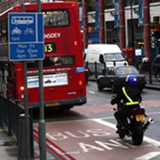 Nach einem Testversuch wurde jetzt in London die „bus lane“ dauerhaft für Motorradfahrer freigegeben. Nach einem Testversuch wurde jetzt in London die „bus lane“ dauerhaft für Motorradfahrer freigegeben.