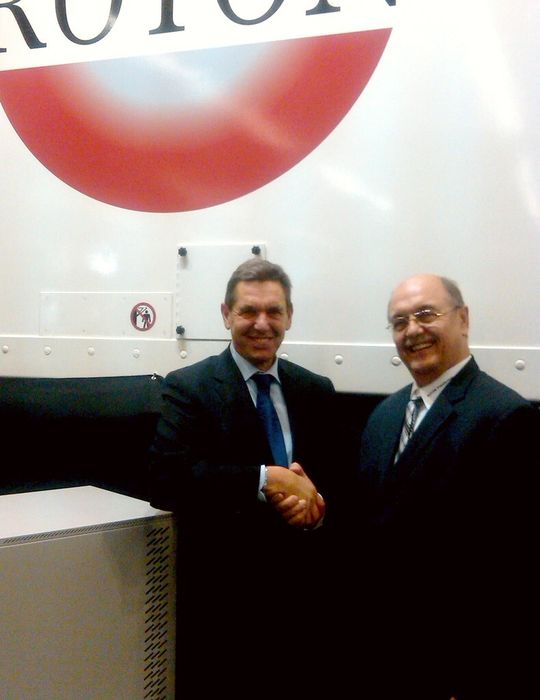 Roton PowerSystems hat Anfang 2012 die Werksvertretung des italienischen Herstellers Borri in Deutschland übernommen. Lorenzo Benzoni (li.), Vertriebsleiter Borri Industrial Power Solutions Europe und Anton Pleyer (re.), Geschäftsführer und Inhaber von Roton, bei der Besiegelung des Vertrags. (Roton)