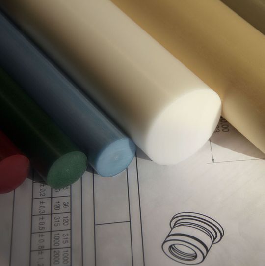 „iglidur“-Halbzeuge in verschiedenen Materialien, Durchmessern und Längen. (Bild: Igus)