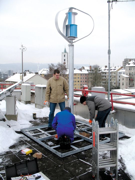 Kleine Windkraftanlagen wie dieser Vertikaldreher lassen sich beispielsweise auch auf Flachdächern aufstellen. (Bild: Fraunhofer IWES)