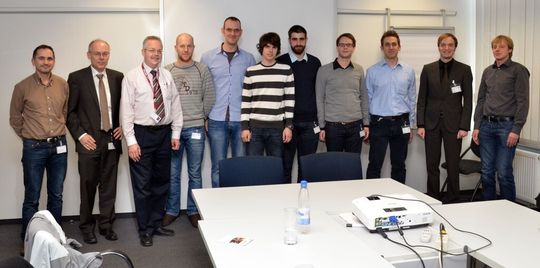 Die Erlanger Studenten bei der Abschlussveranstaltung im SIPLACE-Hauptquartier. Mit dabei: Die SIPLACE-Experten Dr. Harald Stanzl und Norbert Heilmann (2. und 3. von links) und Praktikumsbetreuer Michael Pfeffer (2. von rechts) (ASM Assembly Systems) Die Erlanger Studenten bei der Abschlussveranstaltung im SIPLACE-Hauptquartier. Mit dabei: Die SIPLACE-Experten Dr. Harald Stanzl und Norbert Heilmann (2. und 3. von links) und Praktikumsbetreuer Michael Pfeffer (2. von rechts) (ASM Assembly Systems)