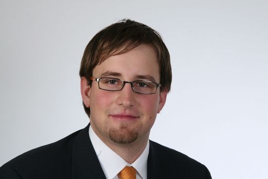 „Der Trend in fast allen mobilen Anwendungen geht in Richtung Lithium-Ionen-Batterien. In stationären Anwendungen dagegen hat aus heutiger Sicht die Bleibatterie einen Kostenvorteil“, sagt Benjamin Schott vom ZSW in Stuttgart. (Bild: ZSW) „Der Trend in fast allen mobilen Anwendungen geht in Richtung Lithium-Ionen-Batterien. In stationären Anwendungen dagegen hat aus heutiger Sicht die Bleibatterie einen Kostenvorteil“, sagt Benjamin Schott vom ZSW in Stuttgart. (Bild: ZSW)