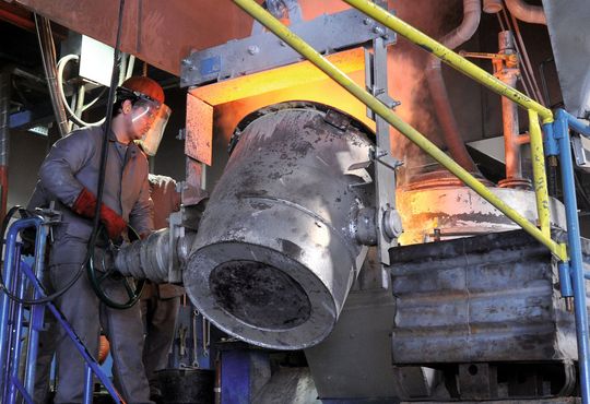 Befüllen des Giessofens. (Bild: GVS)