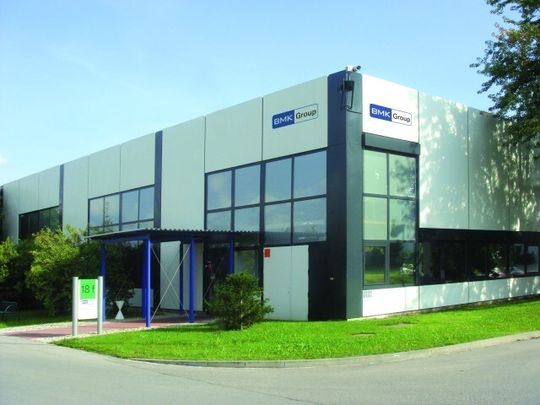 Am neuen Standort im Technopark Augsburg stehen 7100 Quadratmeter zur Verfügung, die kontinuierlich ausgebaut werden können Am neuen Standort im Technopark Augsburg stehen 7100 Quadratmeter zur Verfügung, die kontinuierlich ausgebaut werden können