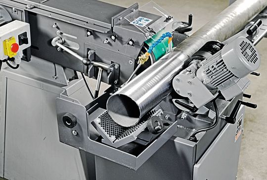Zum Nassschleifen wird das Rundschleifmodul um ein Kühlschmiermodul erweitert und Kühlschmiermittel direkt auf das Werkstück gebracht. (Bild: Fein) Zum Nassschleifen wird das Rundschleifmodul um ein Kühlschmiermodul erweitert und Kühlschmiermittel direkt auf das Werkstück gebracht. (Bild: Fein)