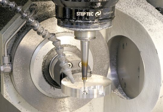 Fräsen von Zahnersatz in Kobalt-Chrom auf einer CNC-Fräsmaschine. (Bild: Malle) Fräsen von Zahnersatz in Kobalt-Chrom auf einer CNC-Fräsmaschine. (Bild: Malle)