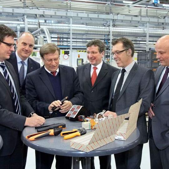 Ralf Hoppe (Weidmüller Geschäftsführer Produktion), Volpert Briel (Vertriebsvorstand), Landeswirtschaftsminister Harry K. Voigtsberger, Dr. Peter Köhler (Vorstandssprecher), Harald Vogelsang (Finanzvorstand) und Bürgermeister Rainer Heller beim Gedankenaustausch in der Weidmüller Produktion. (v.l.n.r.) (Bild: Weidmüller) Ralf Hoppe (Weidmüller Geschäftsführer Produktion), Volpert Briel (Vertriebsvorstand), Landeswirtschaftsminister Harry K. Voigtsberger, Dr. Peter Köhler (Vorstandssprecher), Harald Vogelsang (Finanzvorstand) und Bürgermeister Rainer Heller beim Gedankenaustausch in der Weidmüller Produktion. (v.l.n.r.) (Bild: Weidmüller)