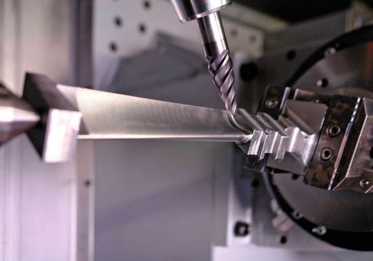 Mit der verbesserten Kühlleistung wird auch die Effizienz des Drehfräszentrums HSTM gesteigert. Die Maschine eignet sich vor allem für die Bearbeitung von Turbinen- und Kompressorschaufeln, Blisks und Radialverdichtern. (Bild: Hamuel)