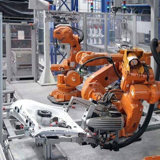 Im Takt von ca. 100 Sekunden schweißen die Fachleute bei GF pro Fahrzeugtür 16 Punkte von exakt je 5 mm im Durchmesser. (Bild: Fronius)