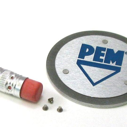Die microPem TackPin ermöglichen eine Blech-an-Blechbefestigung und ersetzen damit teure verschraubte Befestigungen, wo keine Demontage erforderlich ist. (Bild: PennEngineering)