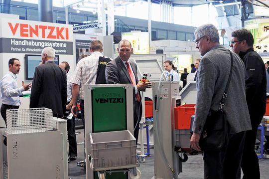 Die Hebegeräte für effizienten Materialfluss und interne Logistik simulieren am Messestand einen Umfüllprozess, wie er täglich in Betrieben stattfindet. (Bild: Ventzki) Die Hebegeräte für effizienten Materialfluss und interne Logistik simulieren am Messestand einen Umfüllprozess, wie er täglich in Betrieben stattfindet. (Bild: Ventzki)