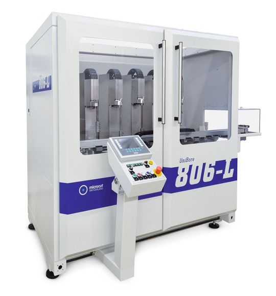 UniBore 806-L mit sechs Bearbeitungsstationen für hohe und prozesssichere Serienfertigungen in höchster Präzision. (Bild: Microcut Ltd.) UniBore 806-L mit sechs Bearbeitungsstationen für hohe und prozesssichere Serienfertigungen in höchster Präzision. (Bild: Microcut Ltd.)