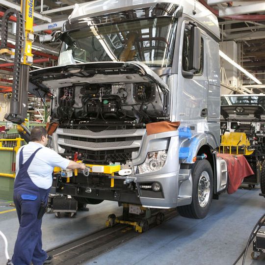 Optimale Prozesse: IBM verbesserte die Produktionslogistik am Mercedes-Benz-Standort Wörth. (Bild: Daimler) Optimale Prozesse: IBM verbesserte die Produktionslogistik am Mercedes-Benz-Standort Wörth. (Bild: Daimler)