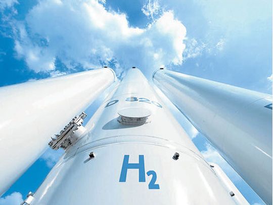 Wasserstoff findet in seiner Eigenschaft als reaktives Gas in vielen Hydrierprozessen, als Grundstoff zur Düngemittel-, Treibstoff- und Peroxidproduktion oder als Energielieferant Anwendung. Wasserstoff findet in seiner Eigenschaft als reaktives Gas in vielen Hydrierprozessen, als Grundstoff zur Düngemittel-, Treibstoff- und Peroxidproduktion oder als Energielieferant Anwendung.