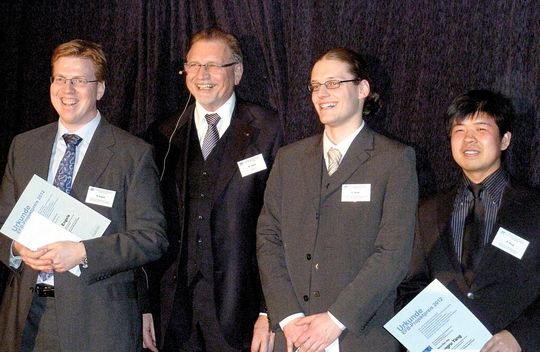 Die Gewinner des EFB-Projektpreises 2012, der von Wilfried Jakob (2.v.l.), Präsident des EFB, an Michael Engels (l.), Dieter Weise und Zongru Yang verliehen wurde. (Bild: Kuhn) Die Gewinner des EFB-Projektpreises 2012, der von Wilfried Jakob (2.v.l.), Präsident des EFB, an Michael Engels (l.), Dieter Weise und Zongru Yang verliehen wurde. (Bild: Kuhn)