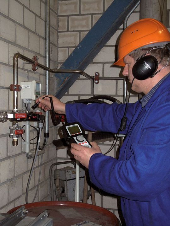 Das Ultraschallprüfgerät Sonaphone spürt auch Undichtheiten an bisher unauffälligen Ventilen in Druckluftnetzen auf. (Bild: Sonotec)