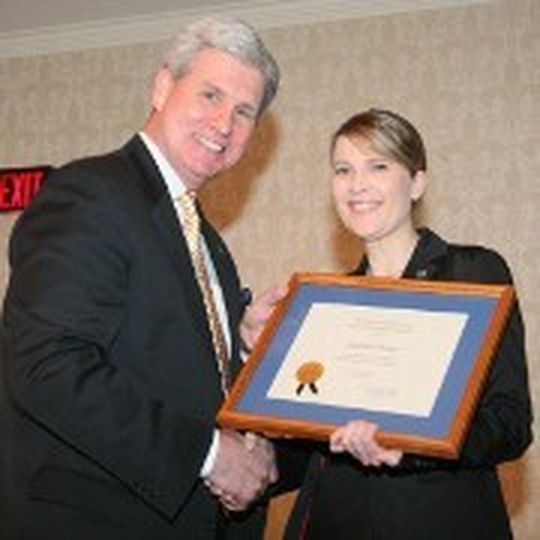 Northwood-Präsident Keith Pretty überreichte Susanne Bautz den Dealer Education Award. (ZDK) Northwood-Präsident Keith Pretty überreichte Susanne Bautz den Dealer Education Award. (ZDK)