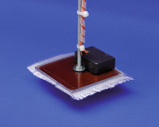 Ein elektrostatischer Greifer ist für das Handling von Fasergelegen geeignet. (Bild: Fraunhofer IPT) Ein elektrostatischer Greifer ist für das Handling von Fasergelegen geeignet. (Bild: Fraunhofer IPT)