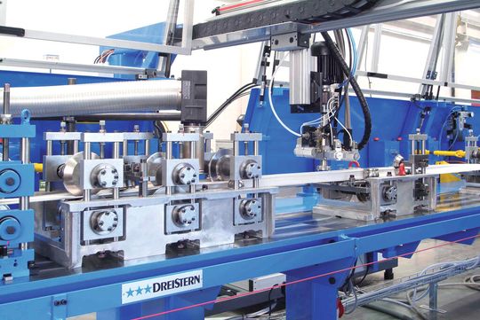 Um flexibel auf Kundenwünsche reagieren zu können, ist ein Produktwechsel auf der Rolladenstabanlage in kurzer Zeit möglich. (Bild: Dreistern) Um flexibel auf Kundenwünsche reagieren zu können, ist ein Produktwechsel auf der Rolladenstabanlage in kurzer Zeit möglich. (Bild: Dreistern)
