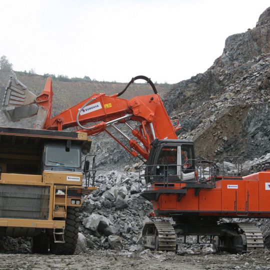 Mit seiner Felsausrüstung einschließlich umfassenden Steinschlagschutzes wird der Hitachi ZX870H-3 LD zum echten Steinbruch-Spezialisten im Kiesel-Programm. Ersatzteile der Baumaschinen lagern in Zukunft wohl auch in Stockstadt. (Bild: Kiesel) Mit seiner Felsausrüstung einschließlich umfassenden Steinschlagschutzes wird der Hitachi ZX870H-3 LD zum echten Steinbruch-Spezialisten im Kiesel-Programm. Ersatzteile der Baumaschinen lagern in Zukunft wohl auch in Stockstadt. (Bild: Kiesel)