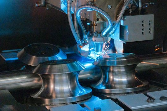 Die Multifunktions-Rohrschweißanlage beruht auf einem hochmodularen Maschinenkonzept. Die gleiche Anlage kann sowohl klassische Rundrohre als auch komplexe, geschweißte Profile herstellen. (Bild: Dreistern) Die Multifunktions-Rohrschweißanlage beruht auf einem hochmodularen Maschinenkonzept. Die gleiche Anlage kann sowohl klassische Rundrohre als auch komplexe, geschweißte Profile herstellen. (Bild: Dreistern)