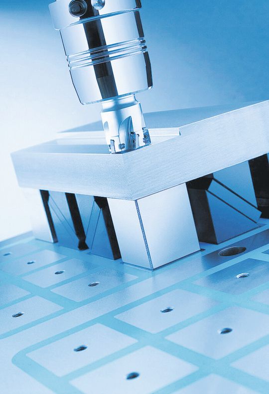 Bewegliche Polverlängerungen passen sich bei den Magnos-Quadratpolplatten individuell ans Werkstück an. So können selbst Rohteile deformationsfrei und schnell gespannt werden. Bild: Schunk Bewegliche Polverlängerungen passen sich bei den Magnos-Quadratpolplatten individuell ans Werkstück an. So können selbst Rohteile deformationsfrei und schnell gespannt werden. Bild: Schunk